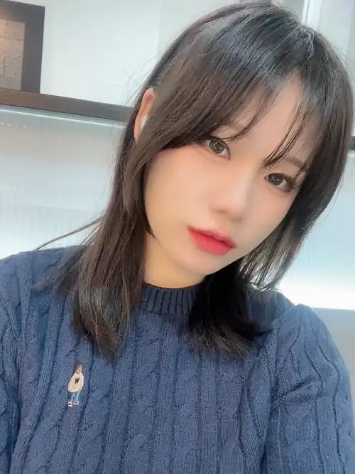 Would u date a girl like me :3