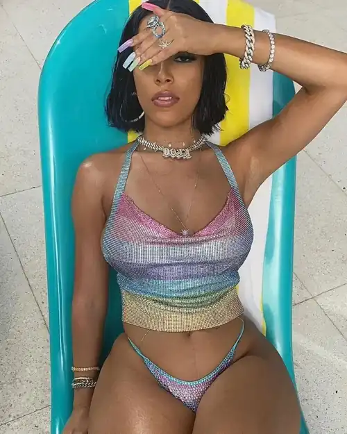 who wants to watch me stroke to her juicy ass