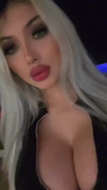 Latina bimbo