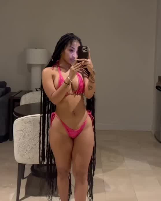 Shenseea lookin like a work of art