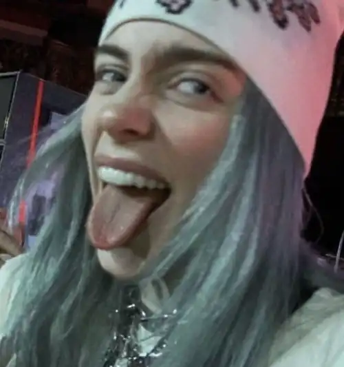 Side tongue 👅