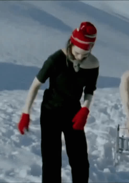 [Topless] [Bush] Isabelle Stoffel -- The Flasher from Grindelwald (2000)