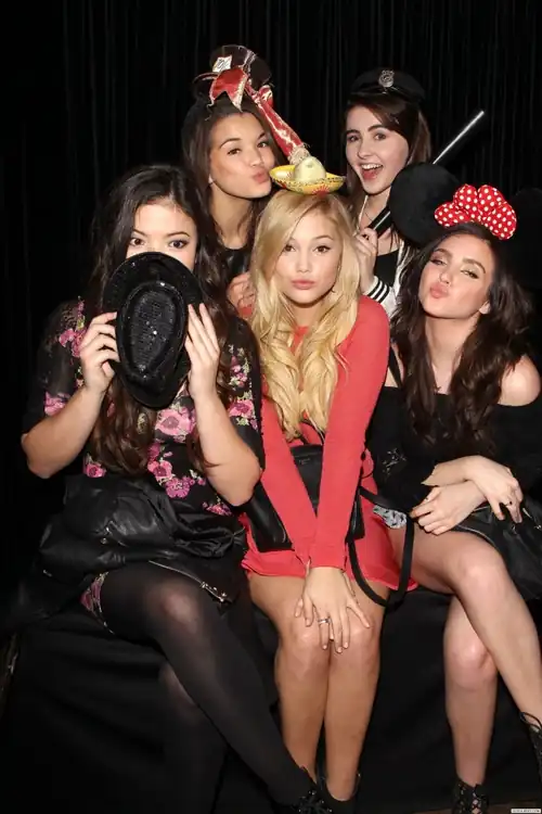 With Piper curda,Sarah Carpenter,Paris Berelc and Olivia Holt