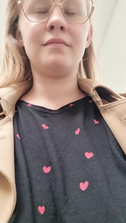 This is just a modest selfie video on the only slightly crowded escalator. Heh. Kisses