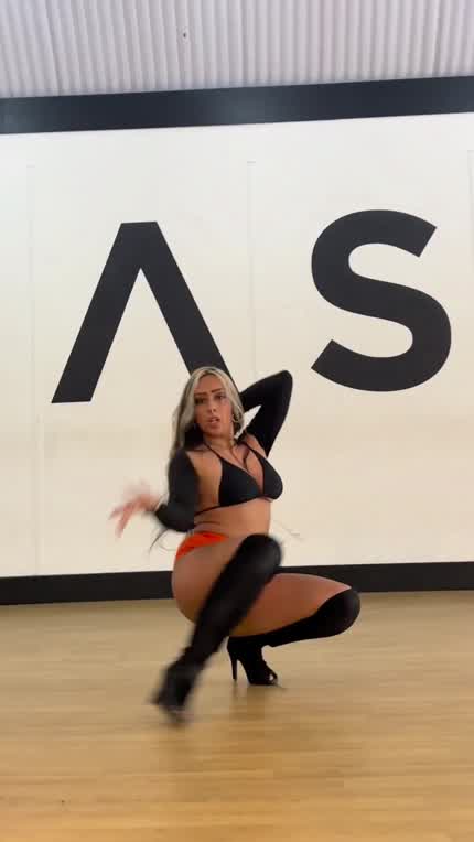 Such a sexy dancer🥵