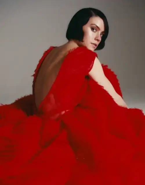Daisy looks like she could use some help getting out of that dress!❤️❤️❤️
