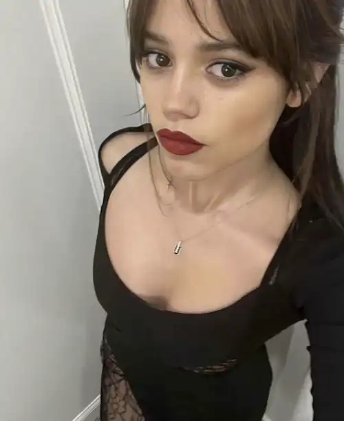 Her red lips 😍