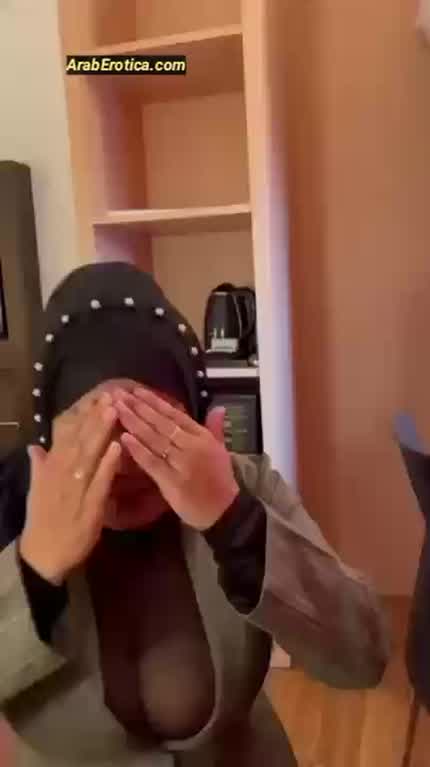 Amateur Arab Hijab Mom in Hotel 😍