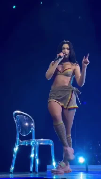 Dua performing 'Hallucinate’ in Dublin (4/21/22)