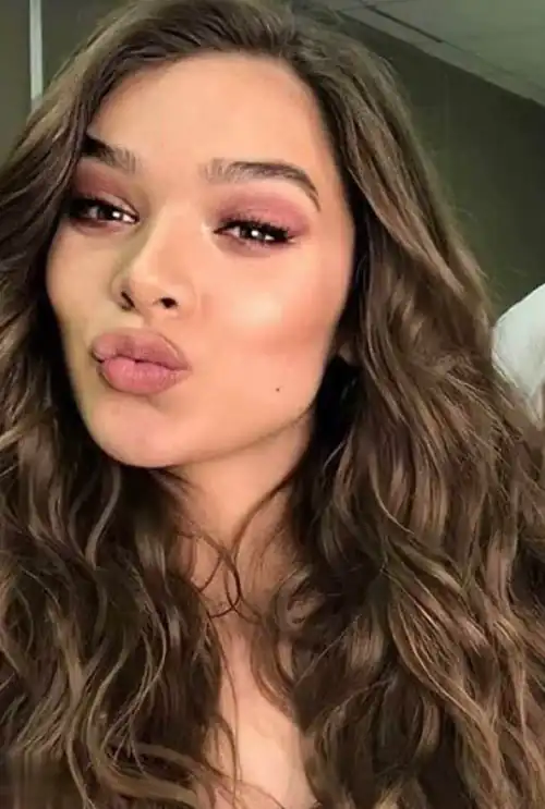 Hailee deserves so much cum