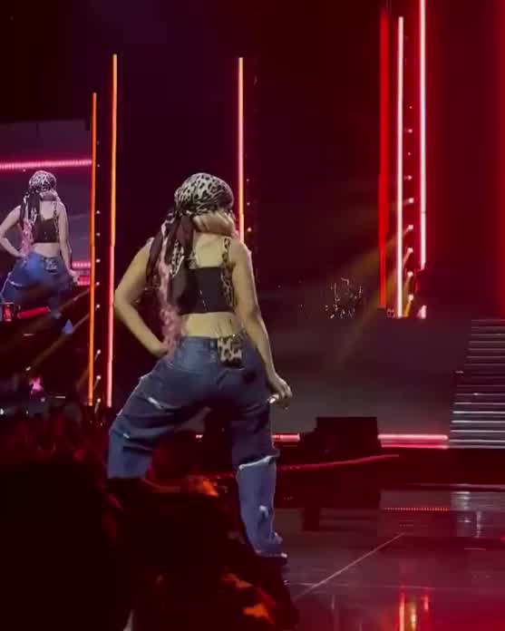 Shaking her ass in jeans (Glasgow May 30th)
