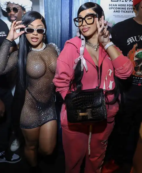 Sexy Azz Sisters