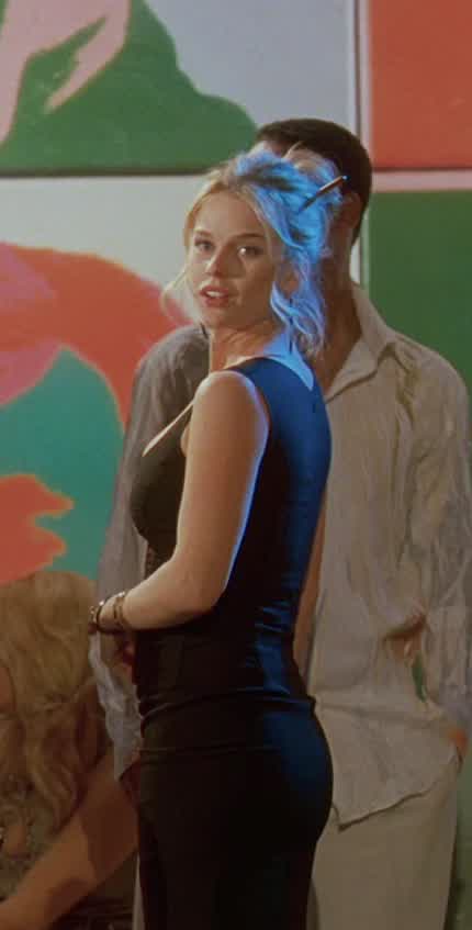 Alice Eve has an amazing body