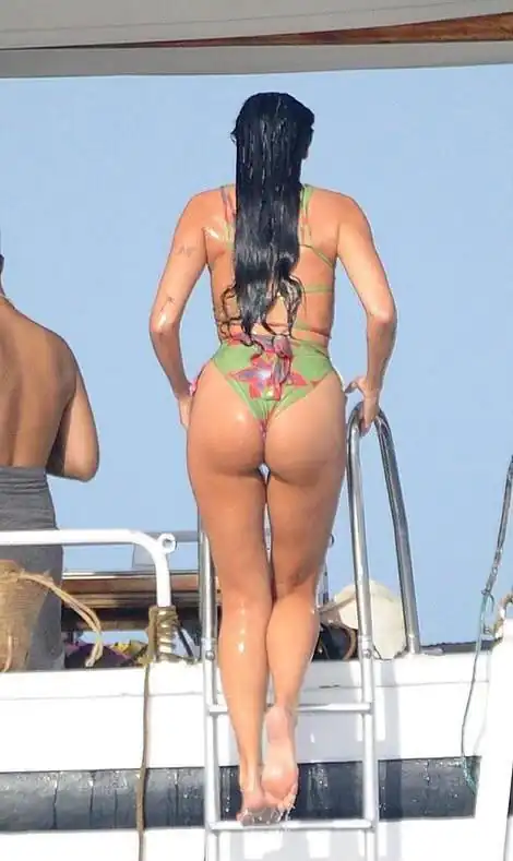 Anyone wanna leave their cock inside me as I lick Dua’s wet feet?