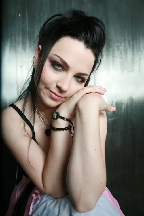 Amy looking cute [2912x4368]