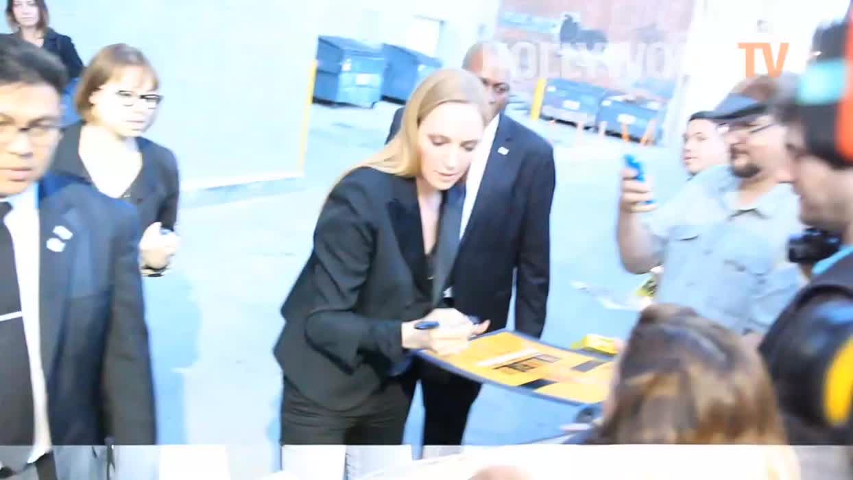 Beautiful Uma signing autographs for fans
