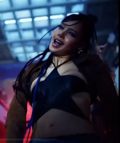 Lisa giving us a peek