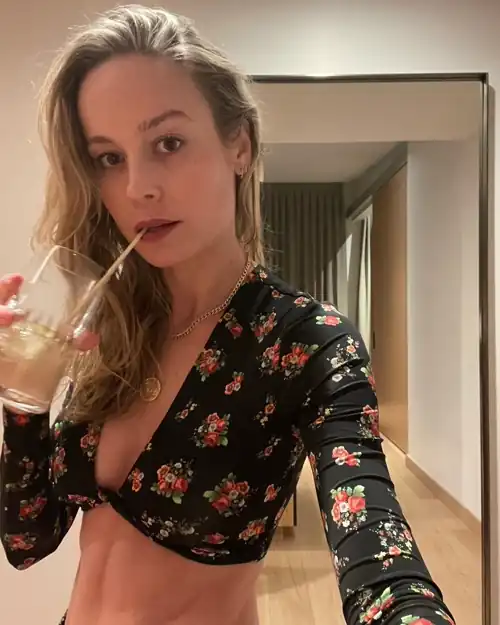 Toned abs Brie