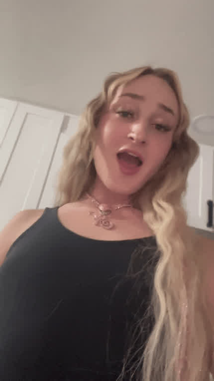If you're a straight guy who's older than 20 and wants to taste a girl's D, say hi 🤗