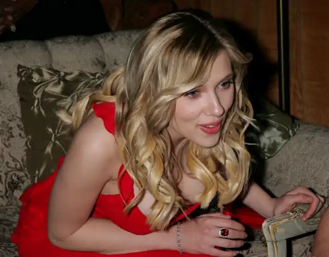 Scarlett giving the camera a good view