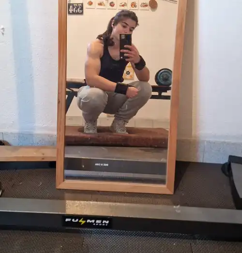 Lesbians, do you like muscles? 