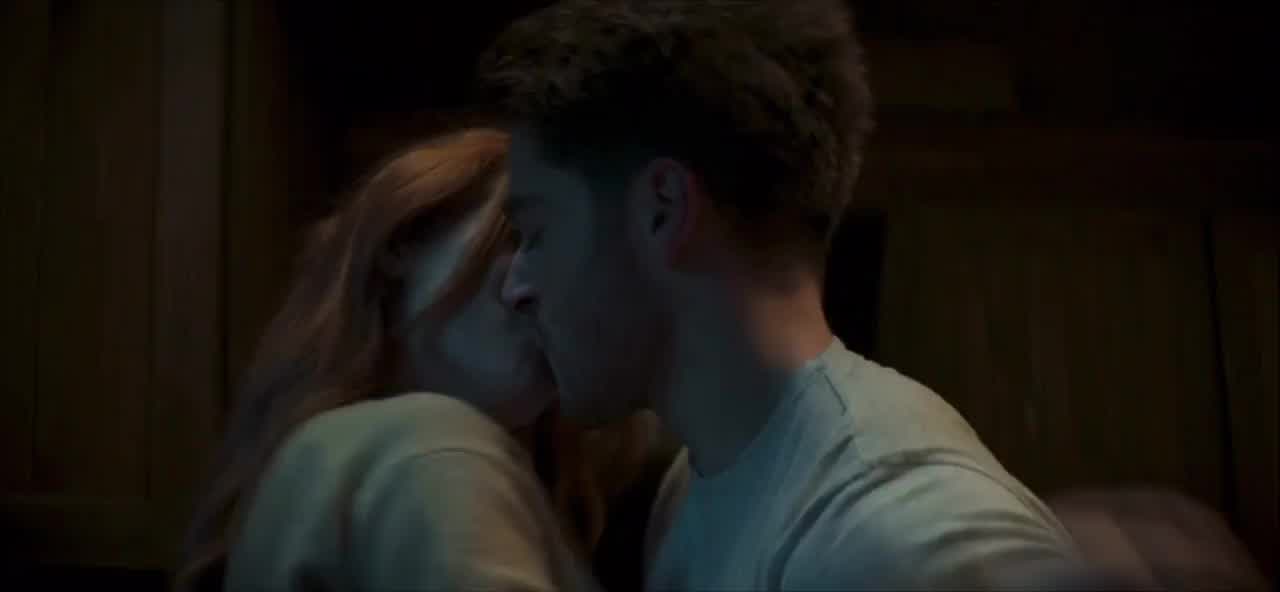 Madelaine Kissing 
