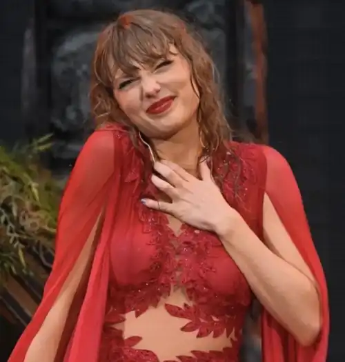 She’s so cute when she smiles 