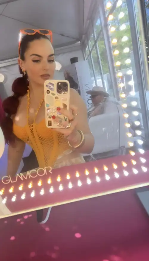 Mirror selfie | IG story July 2023
