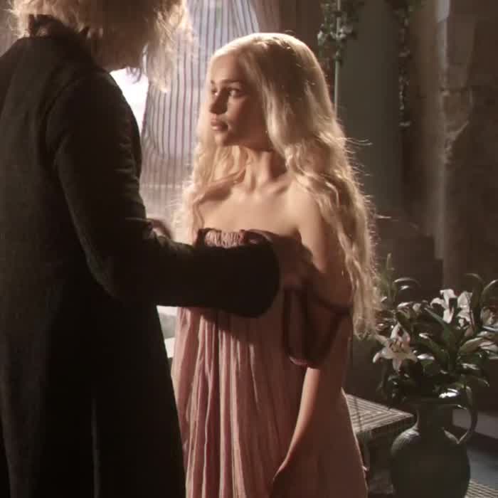 [Topless] [Ass] Emilia Clarke in Game of Thrones (2011) S1E1
