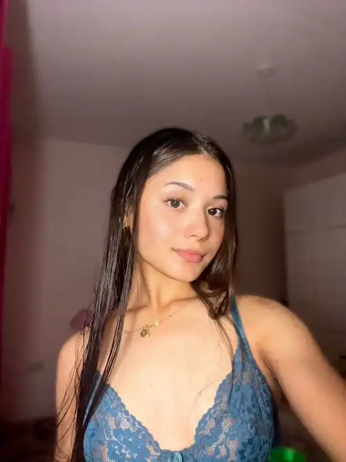 Do i look hot enough hitting a selfie even if im just 18?!