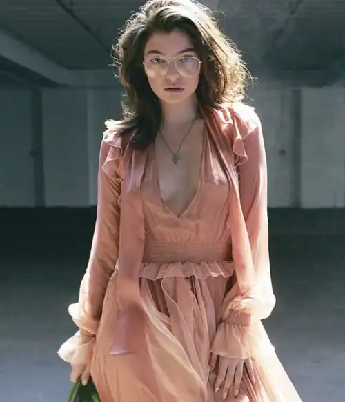 I’m a princess cut from marble, smoother than a storm ⛈