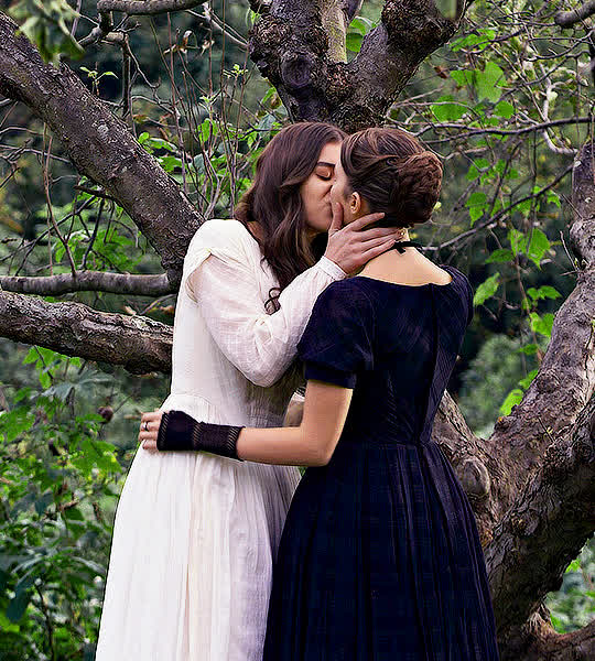 Hailee Steinfeld Kiss (Dickinson).