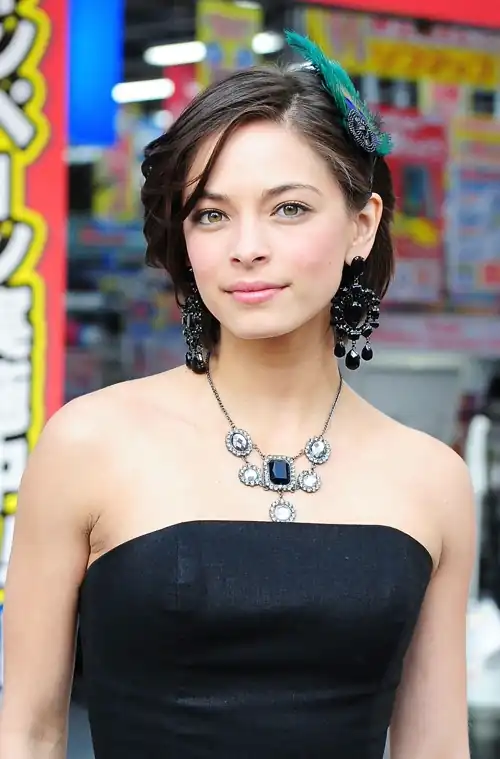 Kristin Kreuk Jewelry and black dress