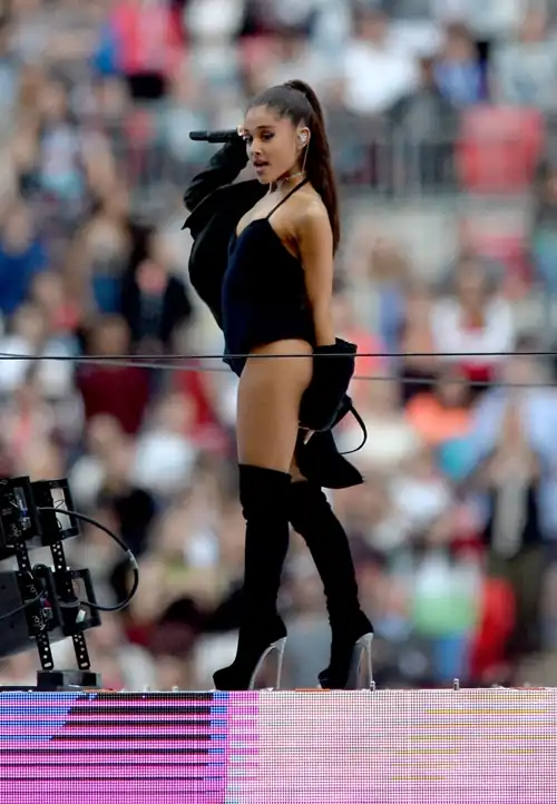 teasing her ass 😍