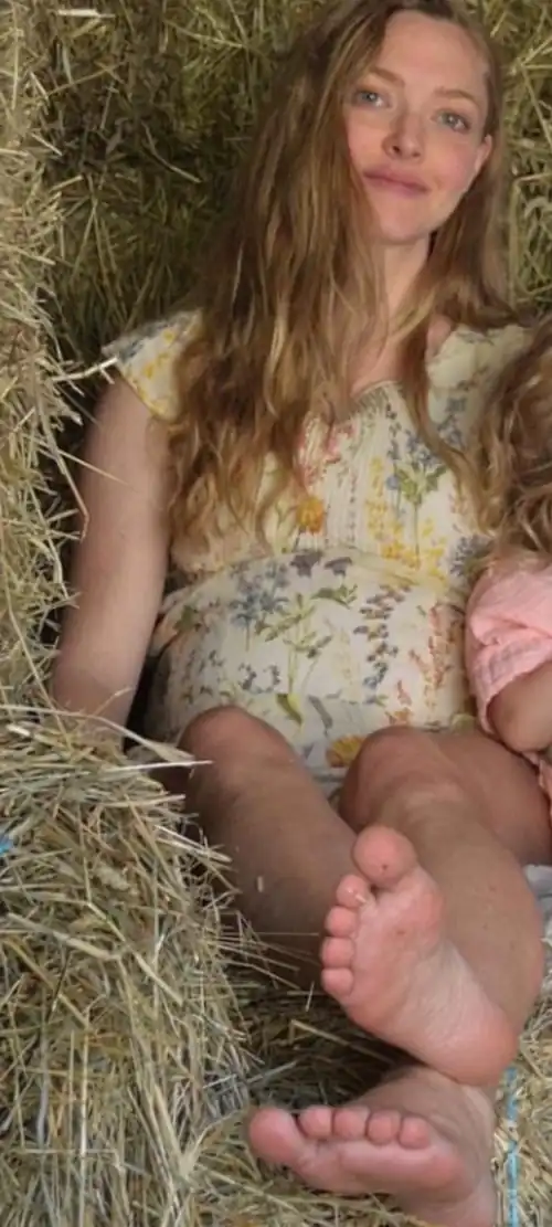 Amanda Seyfried barefoot 