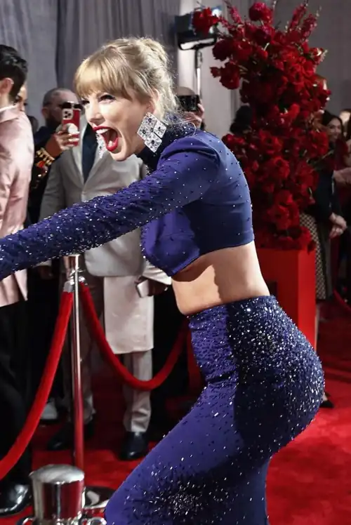Taylor Swift slight underboob