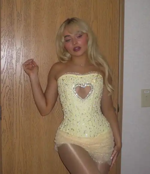 Who wants to chat and jerk to Sabrina? Dm me