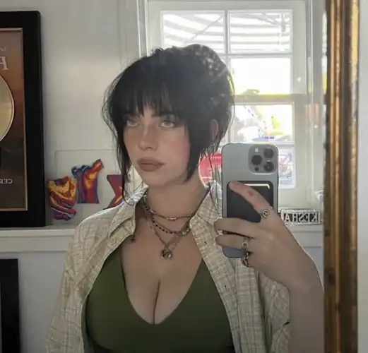 So I just found out that Billie is 5’3, which makes it easier to do many things😉