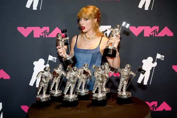 Taylor with her 9 VMAs