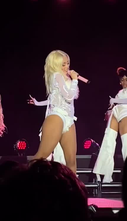 Doja Cat performing Addiction in the bahamas last night!
