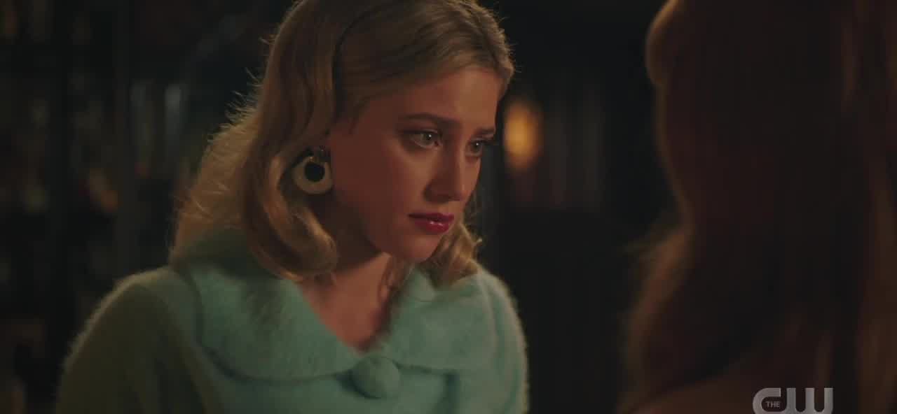 Lili & Madelaine kissing