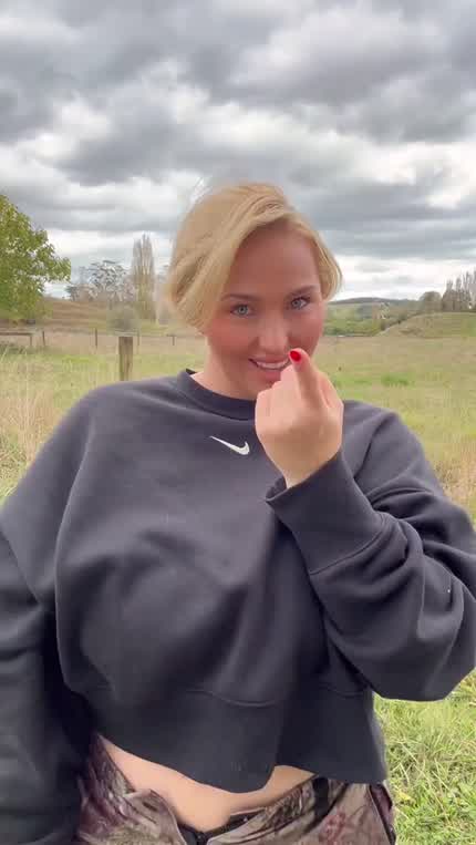 Flashing my milf boobies in the wild 🥰