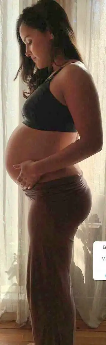 Même enceinte.. elle était si belle, si sexy ! Quel fessier rebondi si merveilleux 🥰