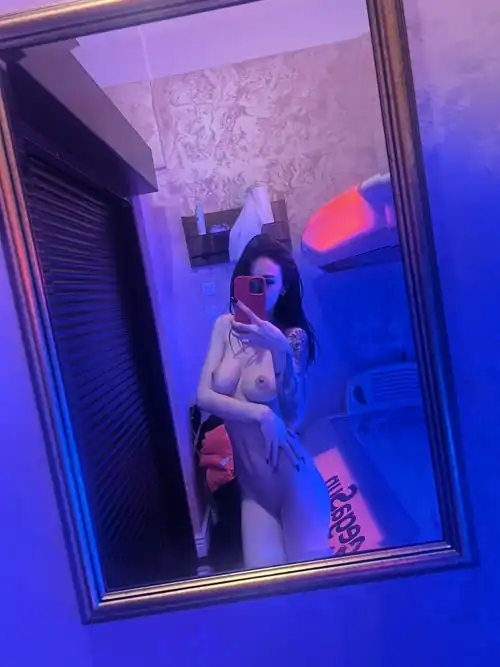 Would you like to join me in the tanning bed? 😜 Come and see more on my OnlyFans, link in the comments 😏👇