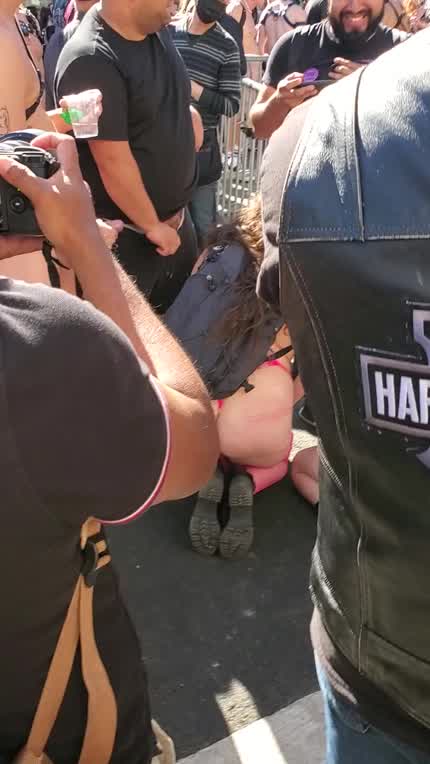 It was so hot seeing these 2 girls sucking off 1 guy at the Folsom Festival.