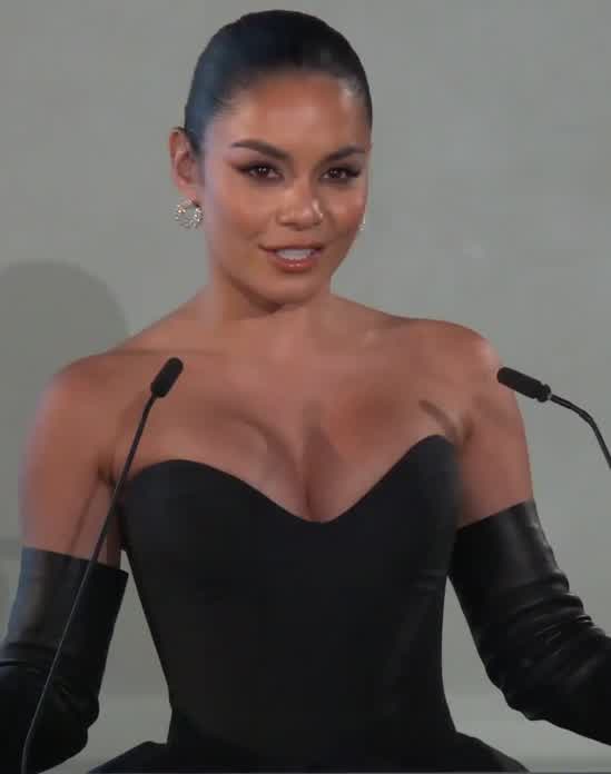 Presenting an award at 2023 CFDA FASHION AWARDS