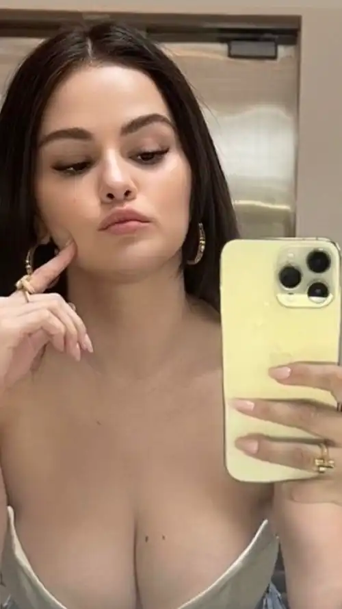 Selena Gomez best selfie 🤳 🤤🤤🍼🍼🍉