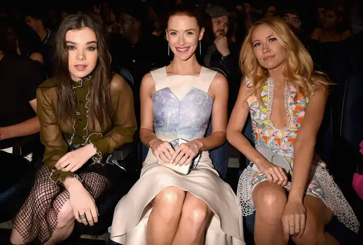 With Hailee Steinfeld and Anna Camp