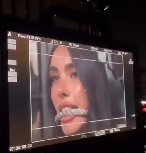 The rope looks good in between Madison Beers lips 