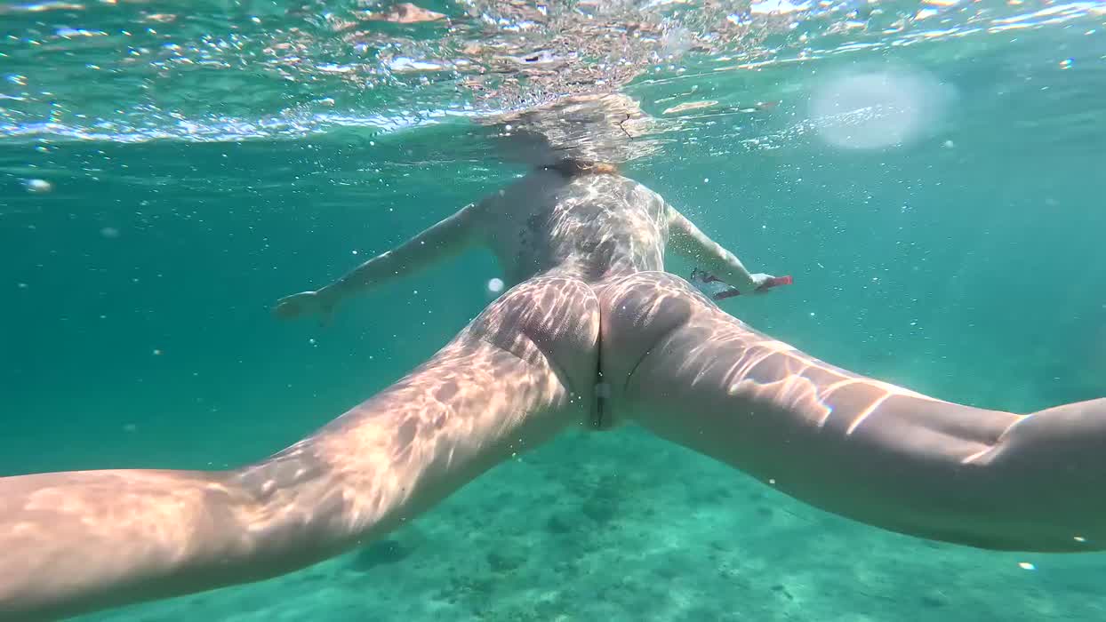 Showing my naked ass off to strangers at the beach